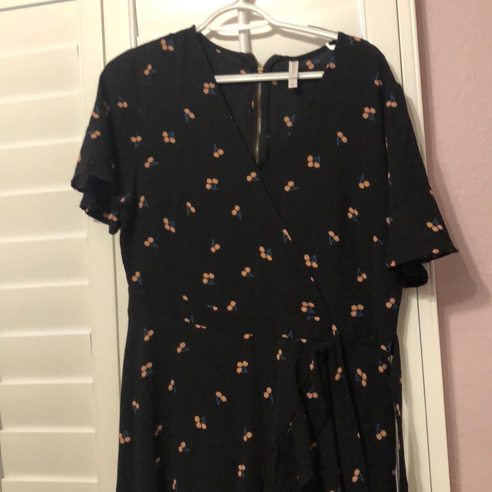 Black dress with tie and peaches 🍑